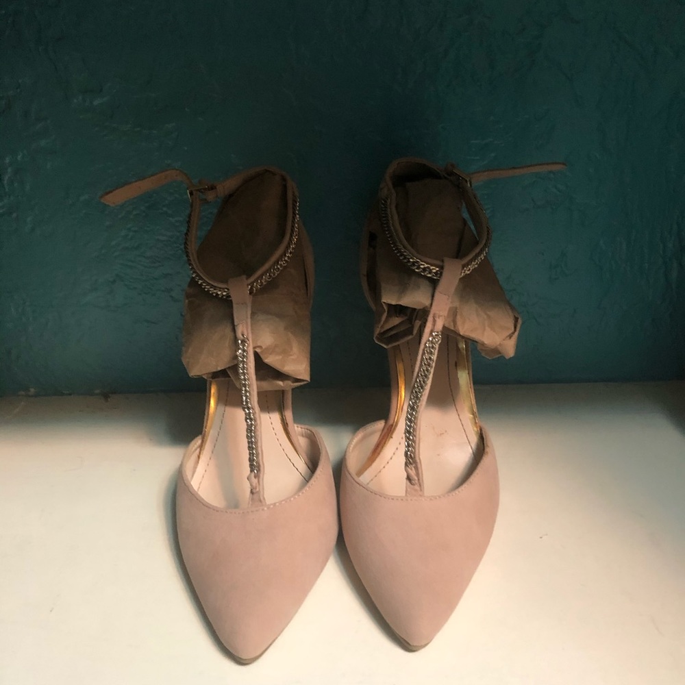 Nude pumps